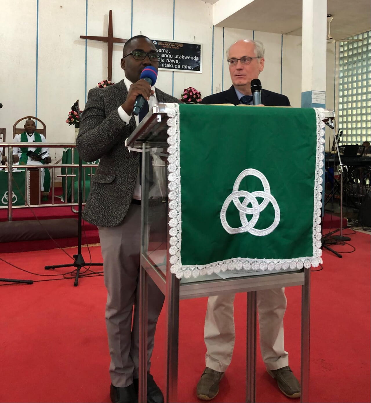 Wolfgang Klein überbringt die Grüße der Gemeinde im Gottesdienst in Tumbi